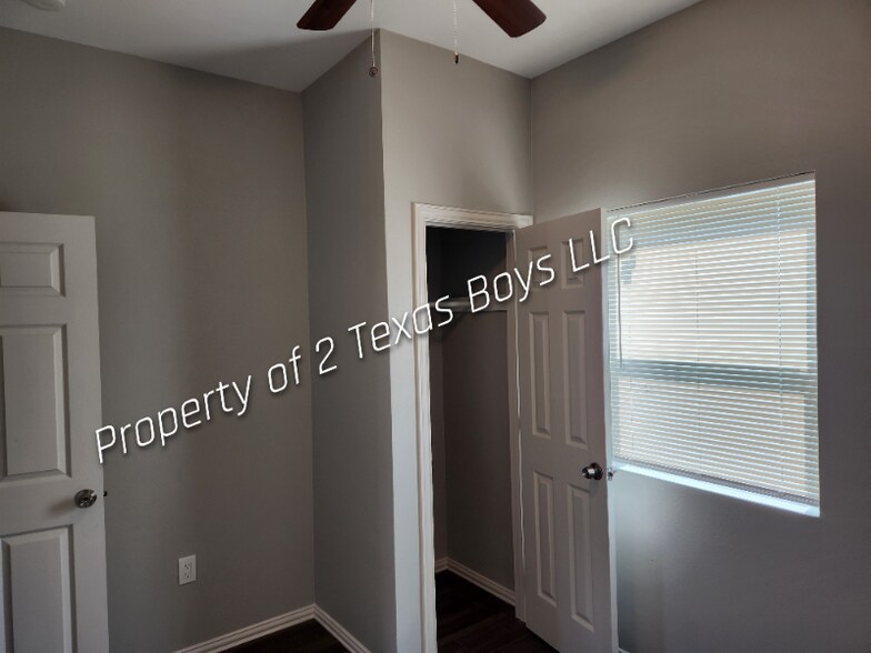 Building Photo - 101 N Pecan St