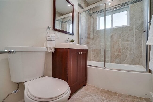 Building Photo - 633 W Hyde Park Blvd