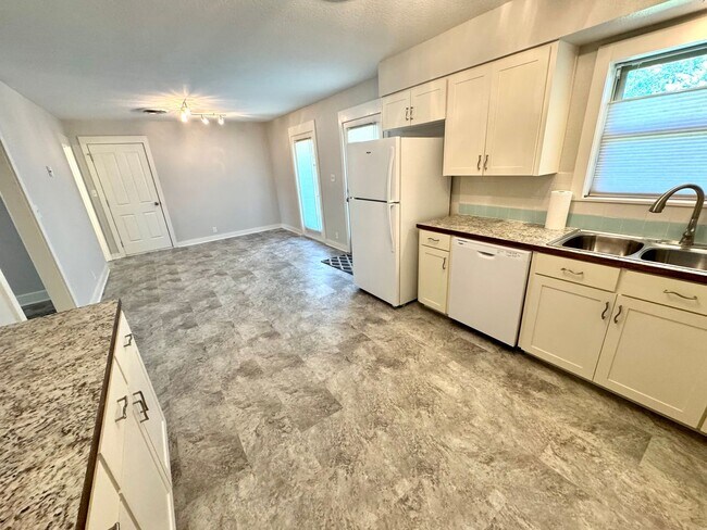 Building Photo - Charming 3-bedroom, 2-bath home on a corne...