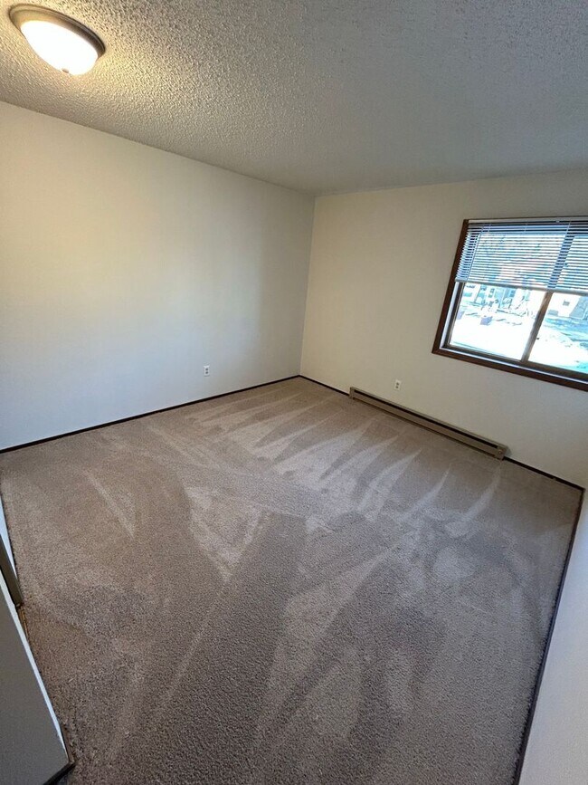 Building Photo - 1 Bedroom Apartment in Lonsdale Main Level