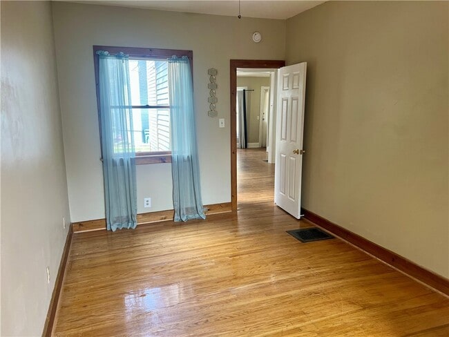 Building Photo - 237 Richard St