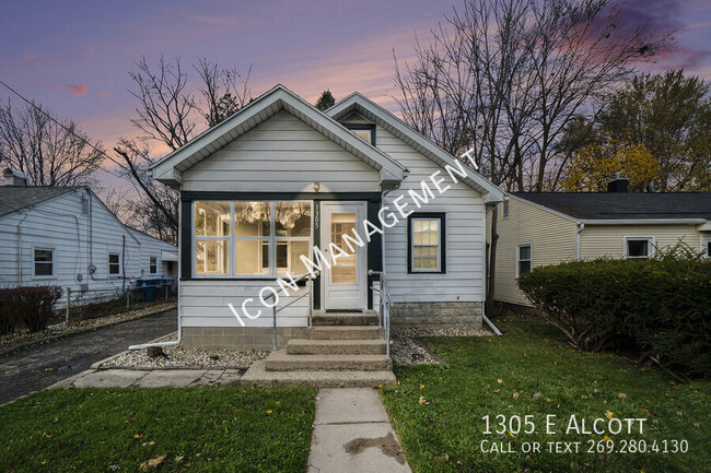 Primary Photo - Beautiful single family home available now!