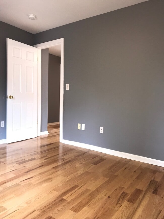 Building Photo - 32 Truman St