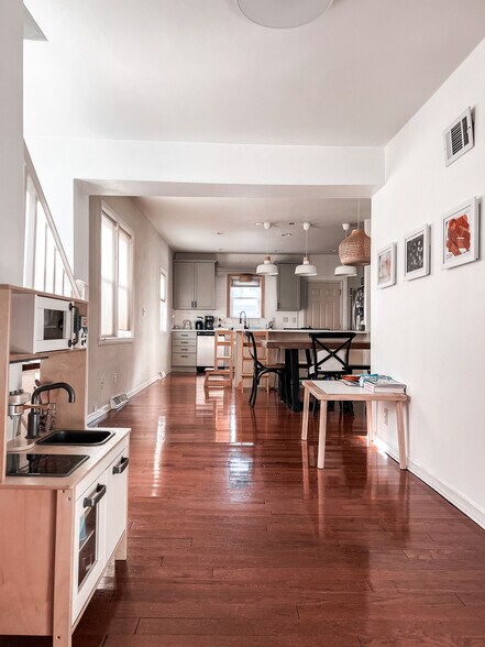 Building Photo - 1621 N Van Buren St