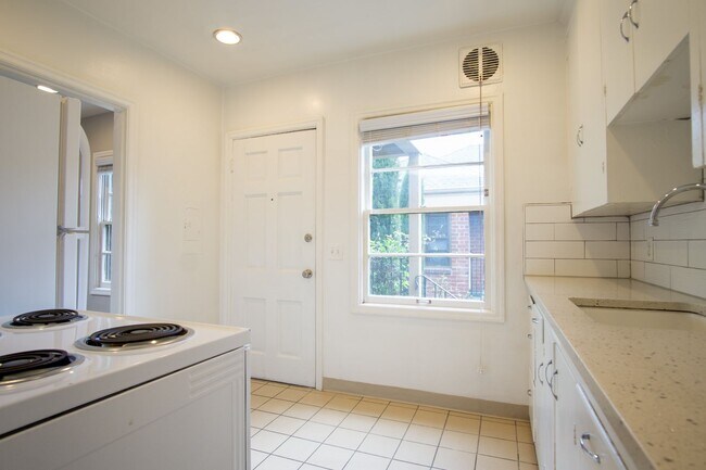 Building Photo - Charming NW 1-Bed Ready Late May!