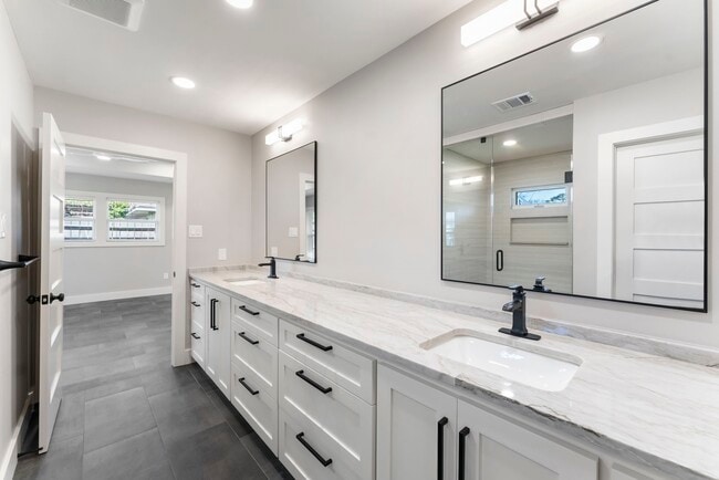 Building Photo - 2223 Hialeah Dr