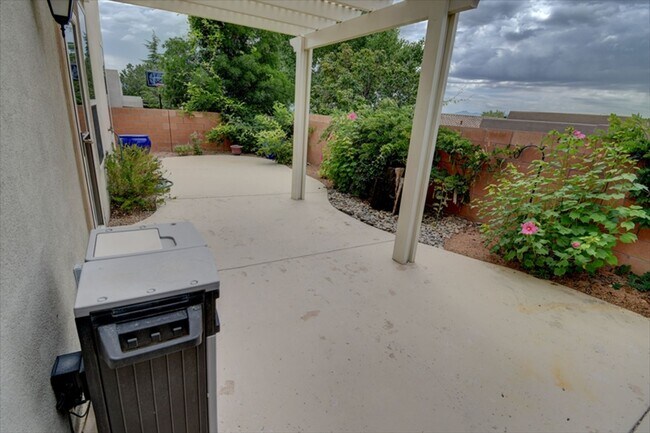 Building Photo - Beautiful NW Single Story Home --_Ready NOW!