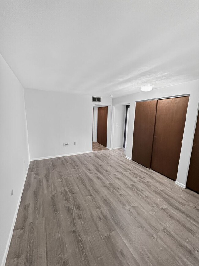 Building Photo - 1530 Barr Ave