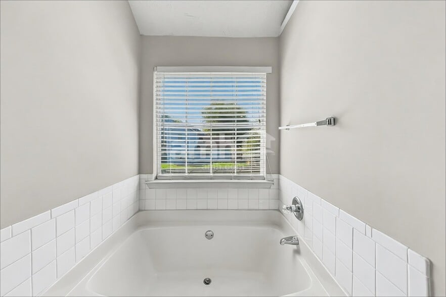 Building Photo - 170 Labrea Blvd