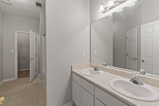 Building Photo - Townhome in Evans