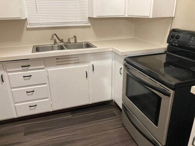 Building Photo - 3 bed 1 bath home for rent