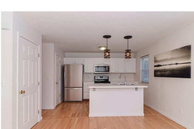 Building Photo - Spacious & Stylish 4-Bed, 4-Bath Townhome in Desirable North Normal