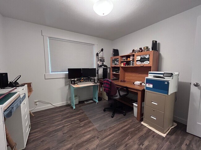 Building Photo - 3 Bedroom 2 Bath home in south Bellingham with a 2-car garage
