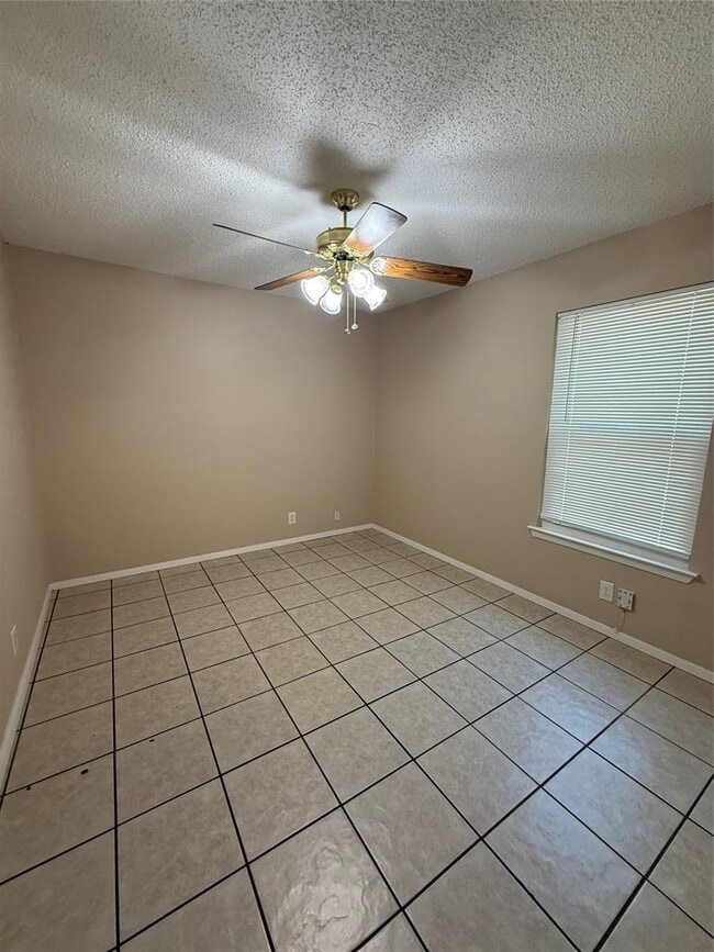 Building Photo - 1402 Westcott Dr