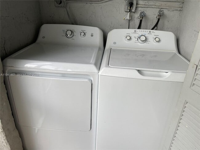 Building Photo - 426 NE 210th Cir Terrace