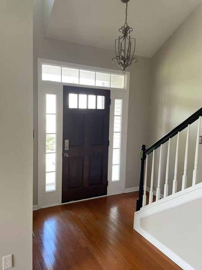 Building Photo - 4beds3bath House for rent