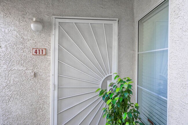Building Photo - Beautifully Updated 2 Bed and 2 Bath Hende...
