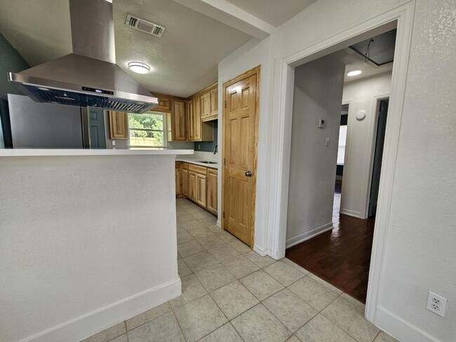 Building Photo - 5009 Royal Dr