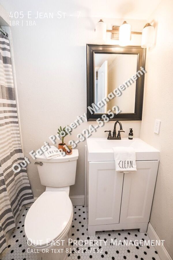 Building Photo - 405 E Jean St