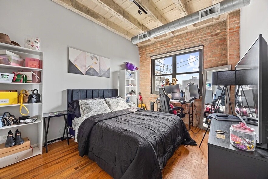 Building Photo - 18091 E 40th St