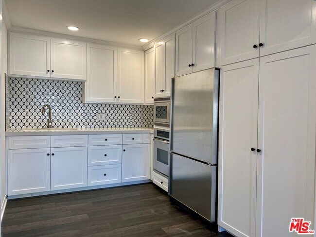 Building Photo - 619 S La Brea Ave