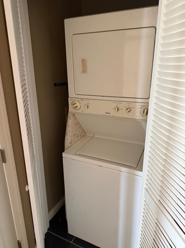 Building Photo - Luxury Hillside Home with Panoramic Kahala Beach Views – $8,000/month