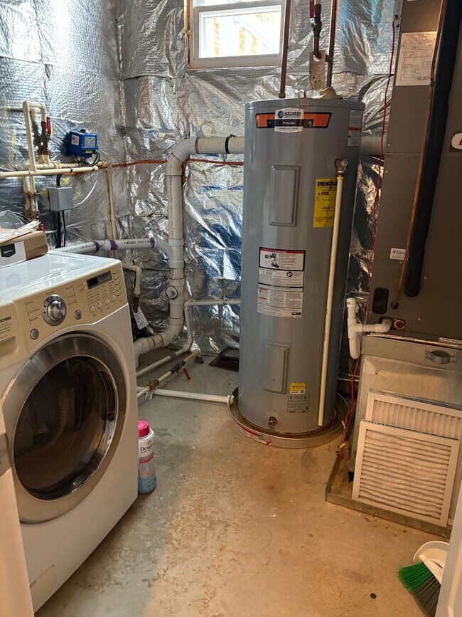 Building Photo - Beautiful Home Conveniently Located in Alexandria w/ Lower Level Suite