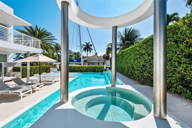 Building Photo - 500 Isle of Capri Dr