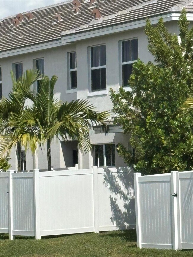 Building Photo - 146 SW 170th Ave