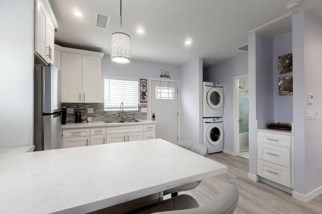 Building Photo - Charming Studio Garage Conversion Private Entrance!! UTILITIES INCLUDED!