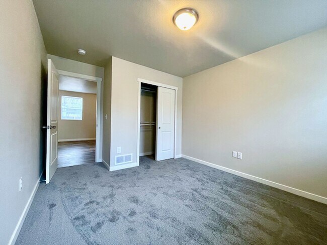 Building Photo - 2101 E Willamette Ave