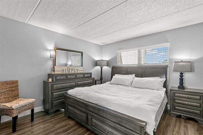 Building Photo - 237 Woodlake Wynde
