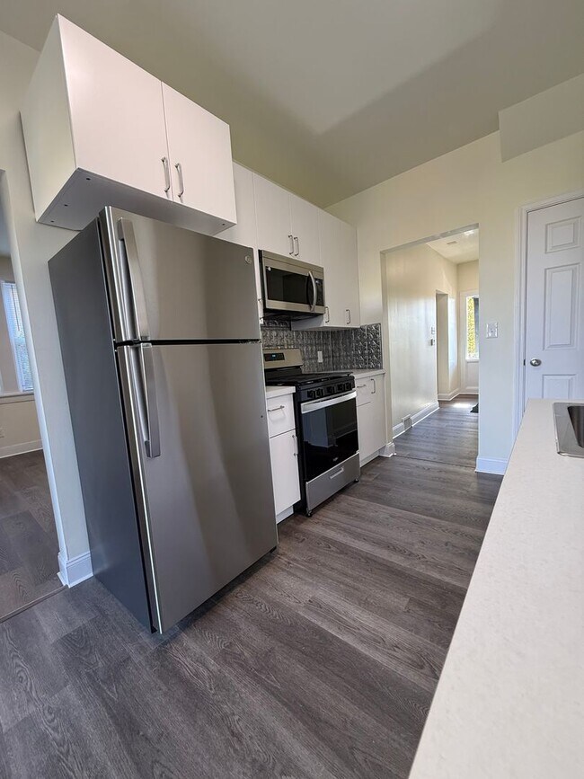 Building Photo - Updated 3BR 1.5 bath house with office/ of...
