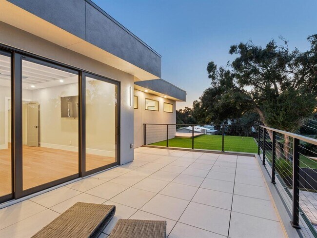 Building Photo - 2467 Hyde Park St