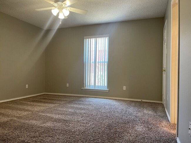 Building Photo - Pre-Leasing  - 3 bed 2 bath