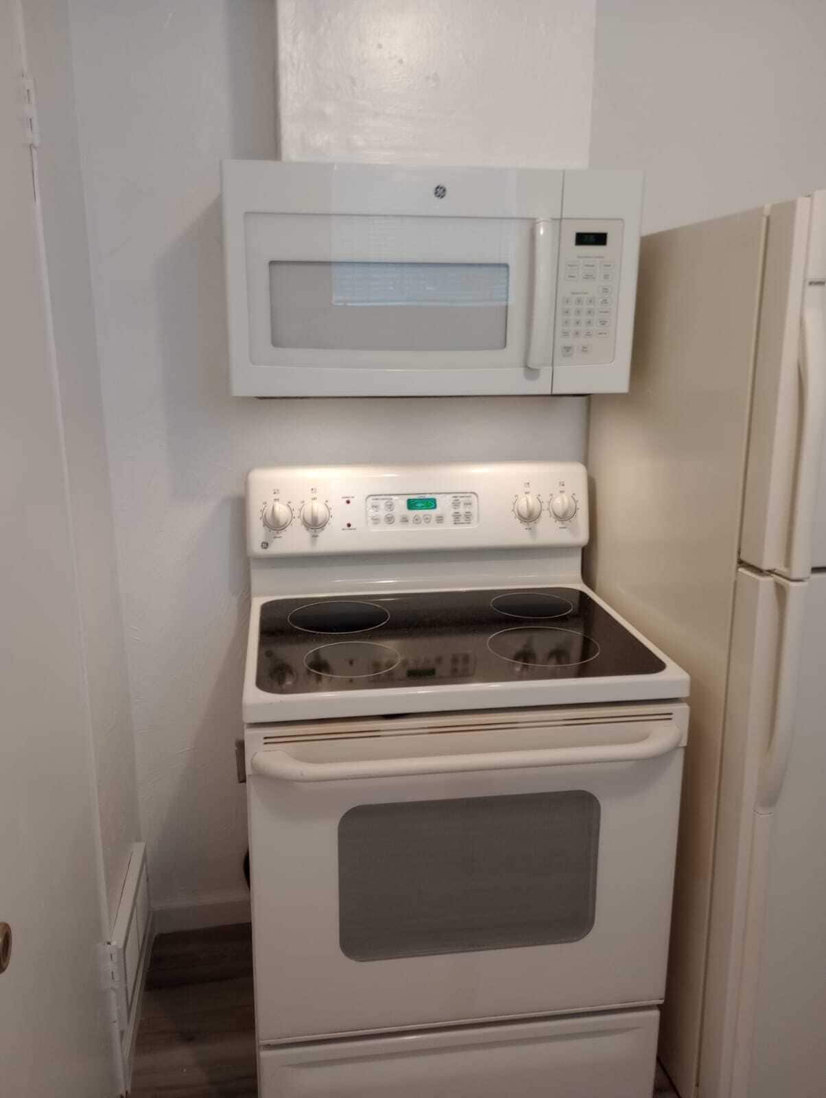 Stove and oven close-up - 5655 W Ellsworth Ave