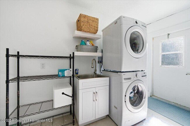 Building Photo - 4262 Biscayne Dr