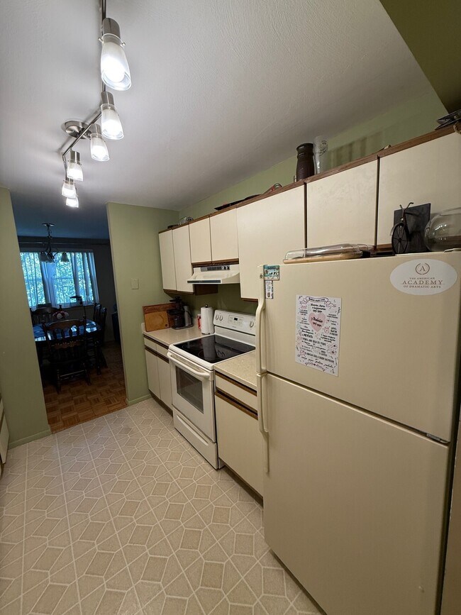 Building Photo - 893 Farmington Ave