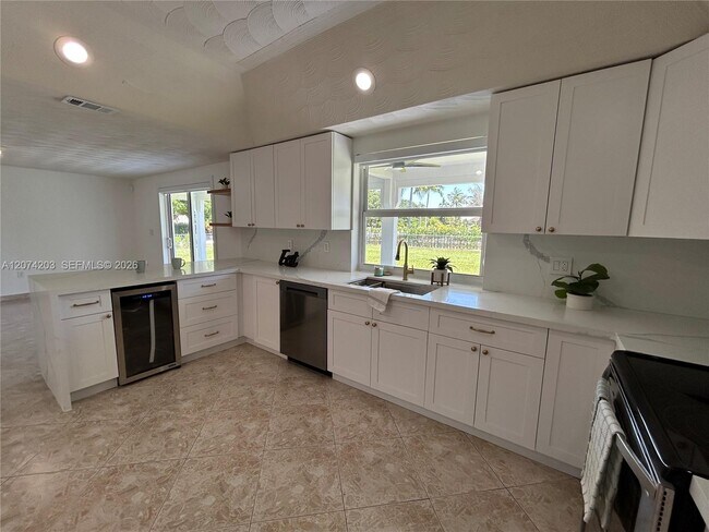 Building Photo - 6611 SW 99th Ave