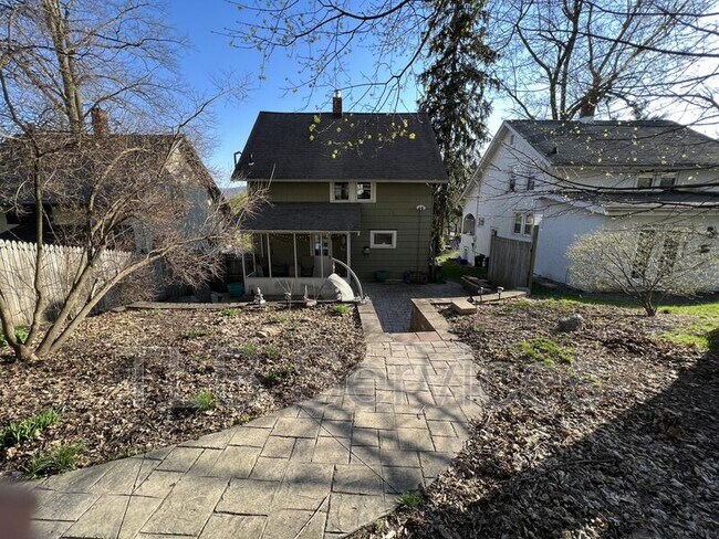 Building Photo - 519 School St