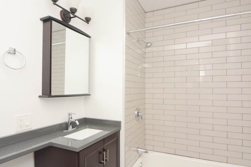 Building Photo - 820 W Cornelia Ave