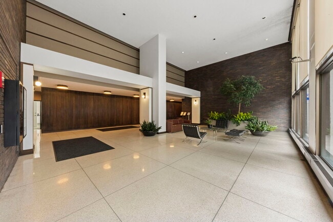 Building Photo - 5455 N Sheridan Rd