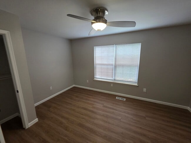 Building Photo - Updated 2 bedroom 2 bath with pool