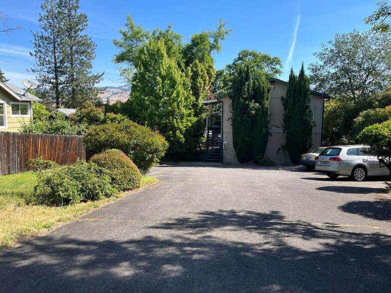 Building Photo - 567 Fairview St