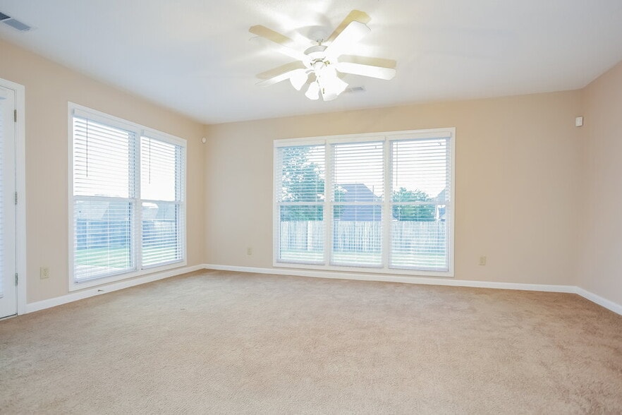Building Photo - 10198 Woodland Hills Dr
