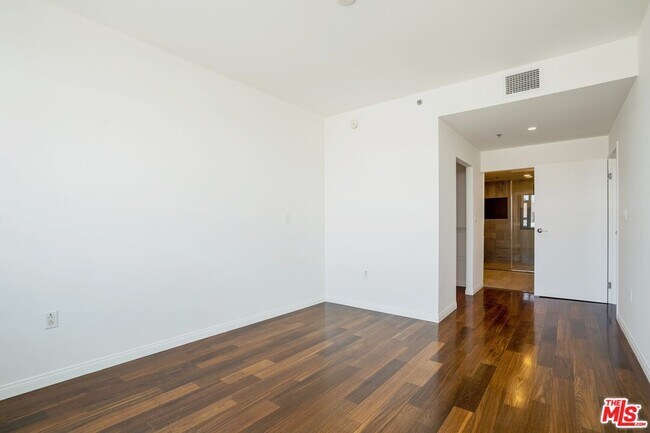 Building Photo - 3785 Wilshire Blvd