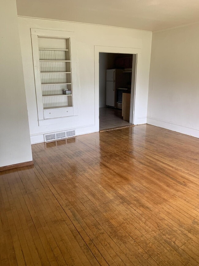 Building Photo - 4 Bedroom Lower Unit Student Rental Near UWEC