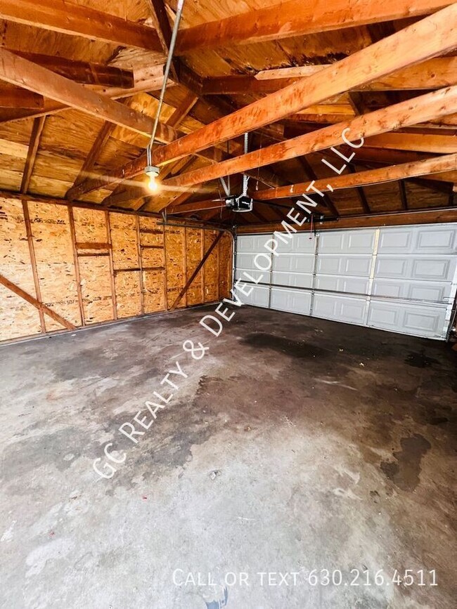 Building Photo - *** 4 BDRM - 1.5 BTH / W&D HOOKUPS / HARDW...