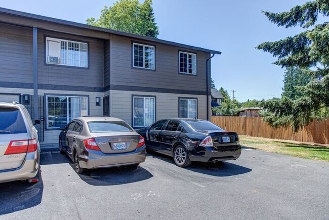 Building Photo - 3 bedroom 2 bath townhouse downtown Hillsboro!