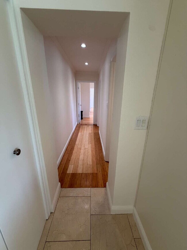 Building Photo - "Charming 2-Bedroom Retreat with Granite Accents & Gleaming Hardwood Floors in Lafayette!"